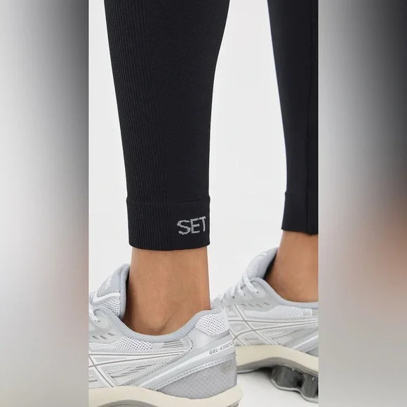 Set Active Sculptflex Leggings in Onyx. Size Medium - Picture 4 of 8